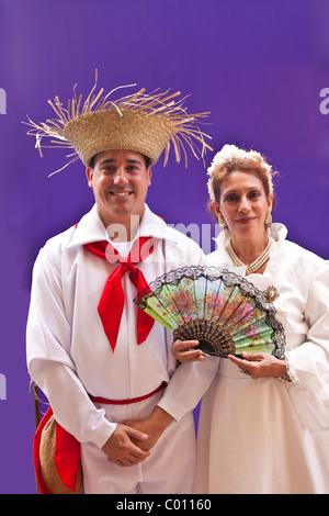 Un giovane vestito in tradizionale di Puerto Rican costume al Festival di San Sebastian in San Juan, Porto Rico. Foto Stock