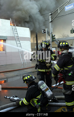 Battaglia di vigili del fuoco di un incendio di grandi dimensioni in un negozio nel New Jersey Foto Stock