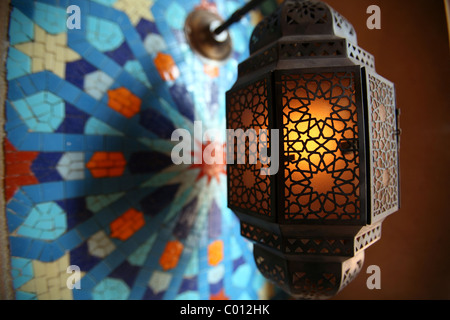 Close-up di un artigianato medio-orientali lanterna nel Port Ghalib Resort in Egitto. Foto Stock