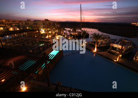 Tramonto sul Port Ghalib marina come si vede dalla Coral Beach Marina Lodge in Egitto. Foto Stock