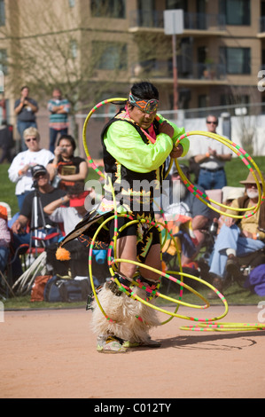 Danzatrice presso 2011 nel Campionato del Mondo Hoop dance contest at Heard Museum, Phoenix, Arizona, Stati Uniti d'America Foto Stock