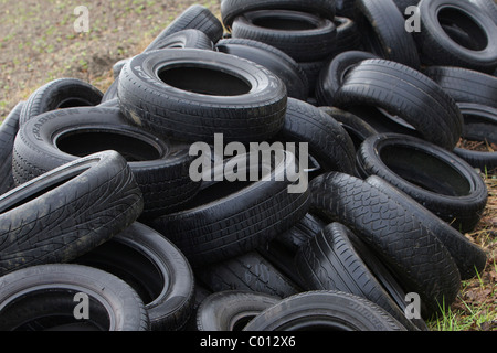 Una pila di gomme oggetto di dumping accanto a una strada di campagna nel West Yorkshire, Regno Unito. Foto Stock