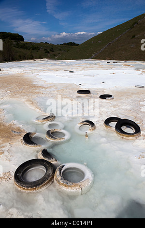 Depositi di tufo con importazioni oggetto di dumping di pneumatici vettura in Brook fondo molle Buxton Peak District DERBYSHIRE REGNO UNITO Foto Stock