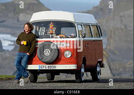 Martin Dorey con il suo furgone in cui egli è in giro per il Regno Unito come parte di una BBC2 serie denominata "un uomo e il suo camper", Foto Stock