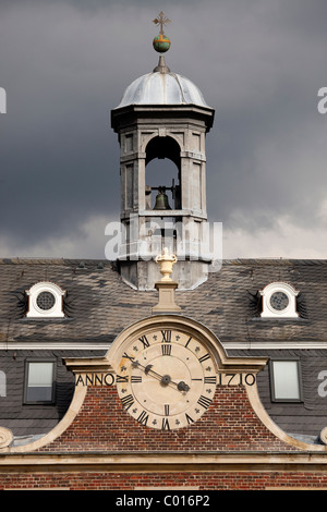 Torre dell'orologio e della cappella di Schloss Nordkirchen castle nella regione Muensterland, Renania settentrionale-Vestfalia, Germania, Europa Foto Stock