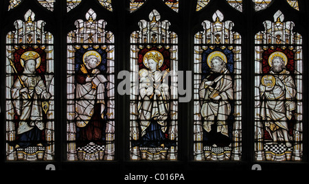 Una vetrata Dei Kempe Studios del 1900 raffigurante santi e Madonna con Bambino, Collegiata di San Bartolomeo, Tong, Shropshire Foto Stock