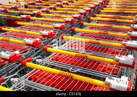 Carrelli di shopping di sconto negozio di alimentari supermercato, Heideck, Baviera, Germania, Europa Foto Stock