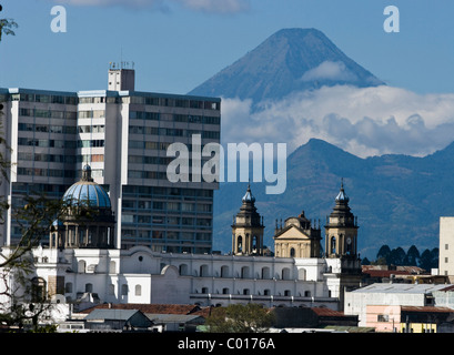 Guatemala. Città del Guatemala. Il centro storico, la cattedrale e il vulcano Agua in background. Foto Stock