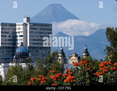 Guatemala. Città del Guatemala. Il centro storico, la cattedrale e il vulcano Agua in background. Foto Stock