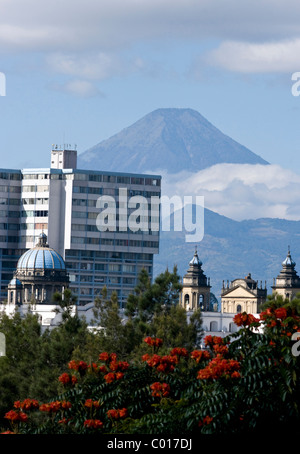 Guatemala. Città del Guatemala. Il centro storico, la cattedrale e il vulcano Agua in background. Foto Stock