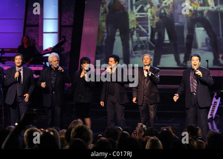 Il Osmonds Osmonds Il celebrano il loro cinquantesimo anniversario con un concerto presso l'Hotel Orleans Showroom di Las Vegas, Nevada - Foto Stock