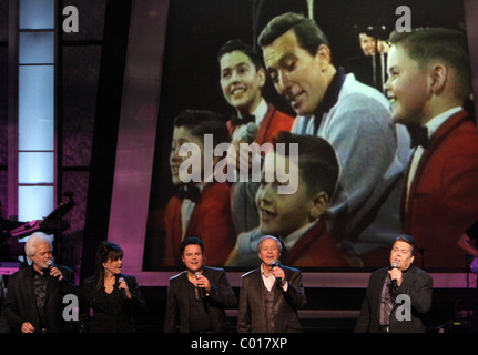 Il Osmonds Osmonds Il celebrano il loro cinquantesimo anniversario con un concerto presso l'Hotel Orleans Showroom di Las Vegas, Nevada - Foto Stock