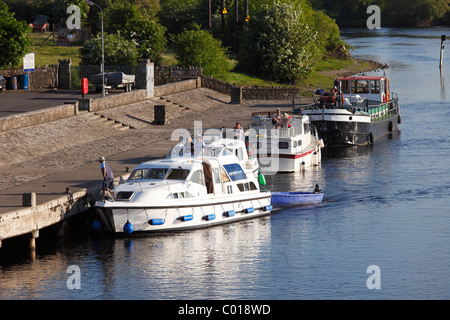 Barche sul fiume Shannon, Shannonbridge, nella contea di Offaly, Leinster, Repubblica di Irlanda, Europa Foto Stock