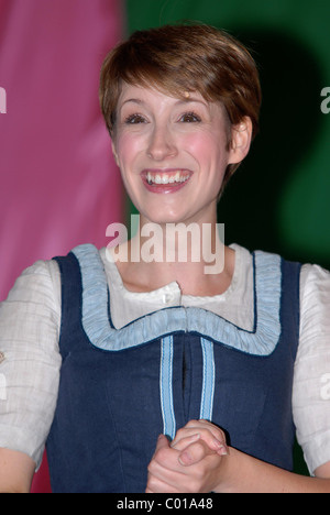 Connie Fisher che stelle come 'Maria von Trapp' in 'il suono della musica', esecuzione di estratti dal musical a settimana per bambini detenuti Foto Stock