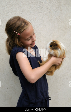 Ragazza 9 anni, con la guinea pig Foto Stock