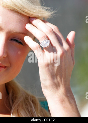 Paris Hilton mostra fuori una grande corona diamantata indossato sul suo anello di fidanzamento dito, quando in un momento di relax a sua Malibu beach house Los Foto Stock