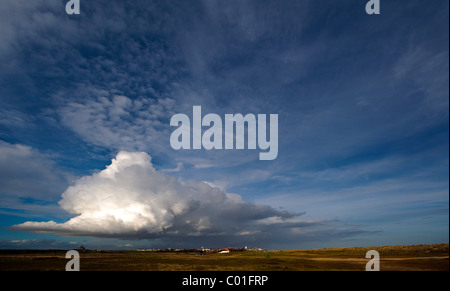 Grande tempesta nube su Southwold dal mare Inghilterra Suffolk REGNO UNITO Foto Stock