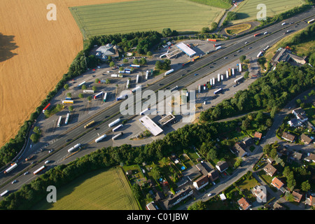 Vista aerea, autostrada A1, autostrada area di servizio, Schwerte Sued e Schwerte Nord, periodi di guida, area parcheggio per camion Foto Stock