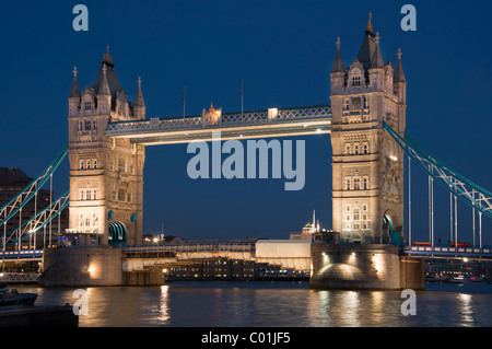 Il Tower bridge al tramonto, Londra, Inghilterra. Foto Stock