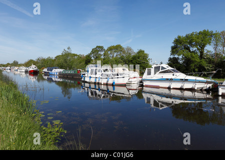Barche ormeggiate sul Grand Canal, Shannon Harbour, nella contea di Offaly, Leinster, Irlanda, Europa Foto Stock