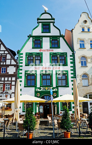 Architettura storica con tipiche case a graticcio, Zur Hohen Lilie Ristorante, Domplatz Domplatz di Erfurt, Turingia Foto Stock