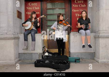 Musicisti in una sessione irlandese sulla strada con fisarmonica, violino e banjo, Fleadh Cheoil na hEireann Foto Stock