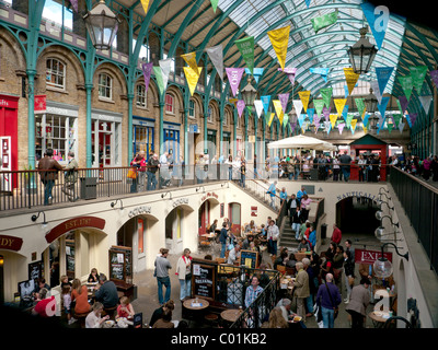 La galleria a cupola nel vecchio mercato di Covent Garden, ora una attrazione turistica, in The Strand, Londra, Regno Unito Foto Stock