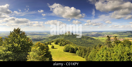 Vista sul pascolo Zellerhornwiese su Burg Hohenzollern Castello da Mt. Zeller Horn, Zollernalbkreis county Foto Stock