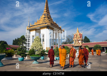 I monaci buddisti nel Palazzo Reale di Phnom Penh, Cambogia, Indocina, Asia sud-orientale, Asia Foto Stock