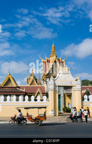 Un Tuk Tuk taxi di fronte al Palazzo Reale di Phnom Penh, Cambogia, Indocina, Asia sud-orientale, Asia Foto Stock