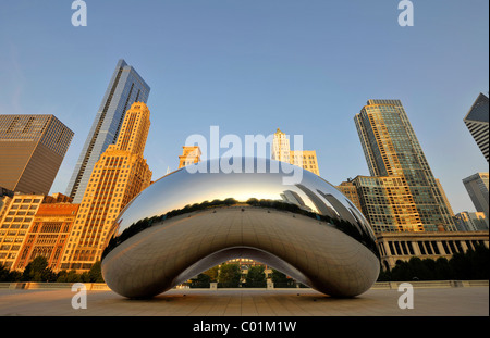 Cloud Gate, scultura, soprannominato il fagiolo, creato da Anish Kapoor, nella parte anteriore della skyline con Legacy al Millennium Park Foto Stock