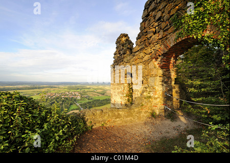 Rovine del Castello Hohenkraehen Hohenkraehen sulla montagna, uno stub vulcanica nella regione Hegau nella luce della sera, sotto la Foto Stock