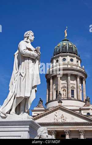 Monumento a Schiller davanti alla Cattedrale francese, Gendarmenmarkt quartiere Mitte di Berlino, Germania, Europa Foto Stock