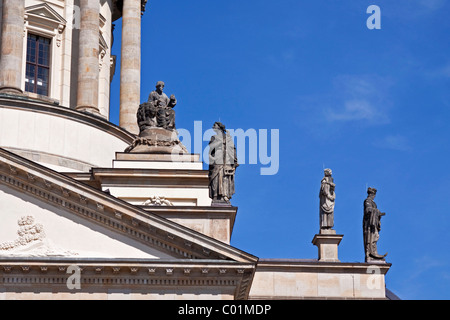 Sculture sulla cattedrale francese, Gendarmenmarkt quartiere Mitte di Berlino, Germania, Europa Foto Stock