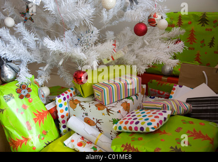 Xmas presenta sotto albero bianco Foto Stock