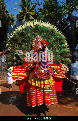 Peacock danza o mayilattom ; una forma d'arte da un tempio in Kerala, India Foto Stock