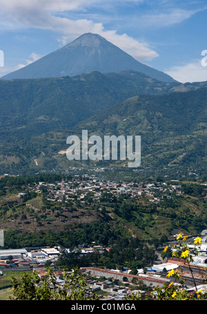 Guatemala. Amatitlán city e il vulcano Agua. Foto Stock