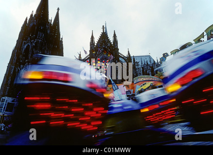 Amusement ride di fronte la Cattedrale di Colonia, Colonia, nella Renania settentrionale-Vestfalia, Germania, Europa Foto Stock