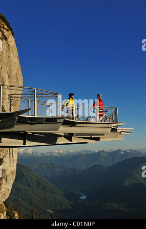 Gli amanti della mountain bike su una piattaforma di osservazione nel Parco Triassico, Reit im Winkl, Baviera, Germania, Waidring, Tirolo, Austria, Euroep Foto Stock