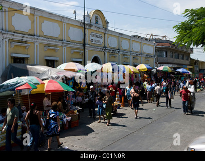 Guatemala. Città di Escuintla. Il municipio e il mercato. Foto Stock