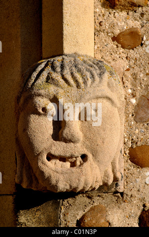 Faccia il carving su la Chiesa di Sant'Andrea grande Staughton, Cambridgeshire, England, Regno Unito Foto Stock