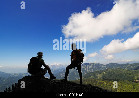 Gli alpinisti, Gamssteig arrampicata, Steinplatte Montagna, all'aperto, Reit im Winkl, Chiemgau, Alta Baviera, Baviera, Germania Foto Stock