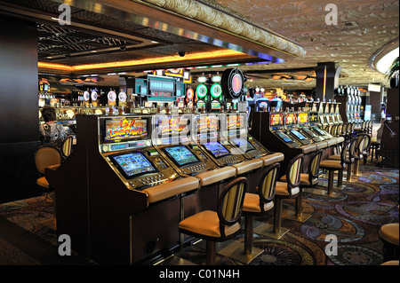 Le slot machines nel 5-star Hotel Mirage, Las Vegas, Nevada, Stati Uniti d'America, America del Nord Foto Stock