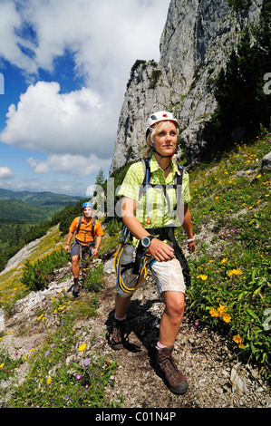 Gli alpinisti, Gamssteig arrampicata, Steinplatte Montagna, all'aperto, Reit im Winkl, Chiemgau, Alta Baviera, Baviera, Germania Foto Stock