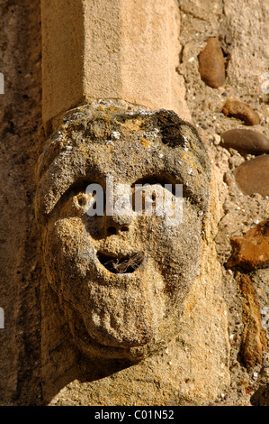 Faccia il carving su la Chiesa di Sant'Andrea grande Staughton, Cambridgeshire, England, Regno Unito Foto Stock