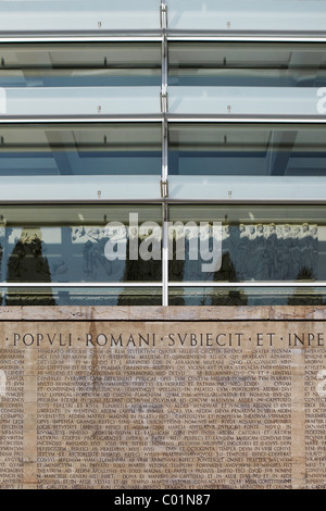 Iscrizione in latino sulla parete di Ara Pacis Augustae Museo di Roma, Italia Foto Stock