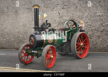 Il vapore il trattore in funzionamento, locomotiva stradale come un trattore agricolo, Birr, nella contea di Offaly, Midlands, Repubblica di Irlanda Foto Stock