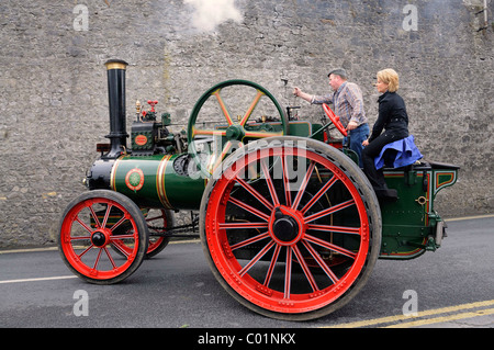 Il vapore il trattore in funzionamento, locomotiva stradale come un trattore agricolo, Birr, nella contea di Offaly, Midlands, Repubblica di Irlanda Foto Stock