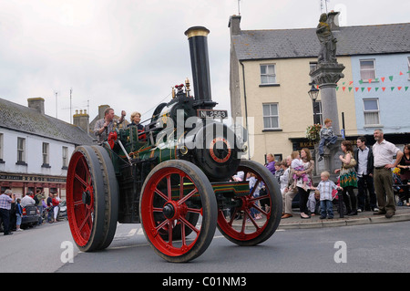 Il vapore il trattore in funzionamento, locomotiva stradale come un trattore agricolo, Birr, nella contea di Offaly, Midlands, Repubblica di Irlanda Foto Stock