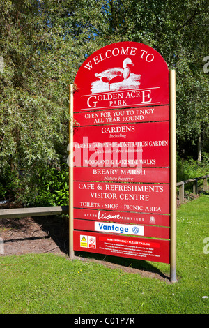 Golden Acre Park, segno di benvenuto elenca le sue numerose attrazioni. Leeds, West Yorkshire Regno Unito Foto Stock